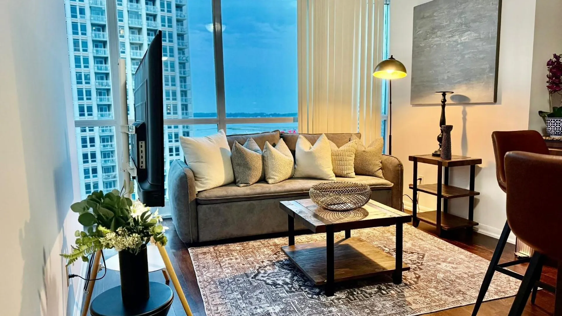 Precious 2Br Plus Den In The Heart Of Toronto