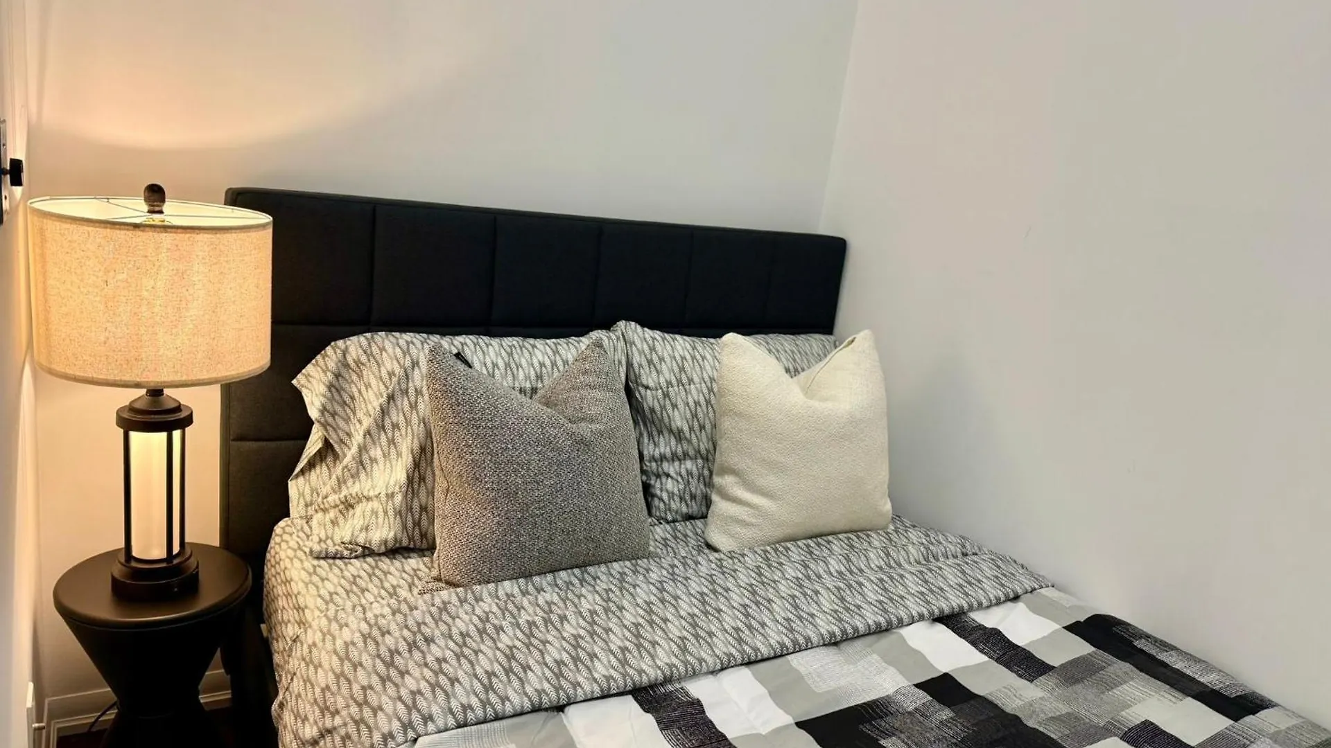 Appartamento Precious 2Br Plus Den In The Heart Of Toronto Canada
