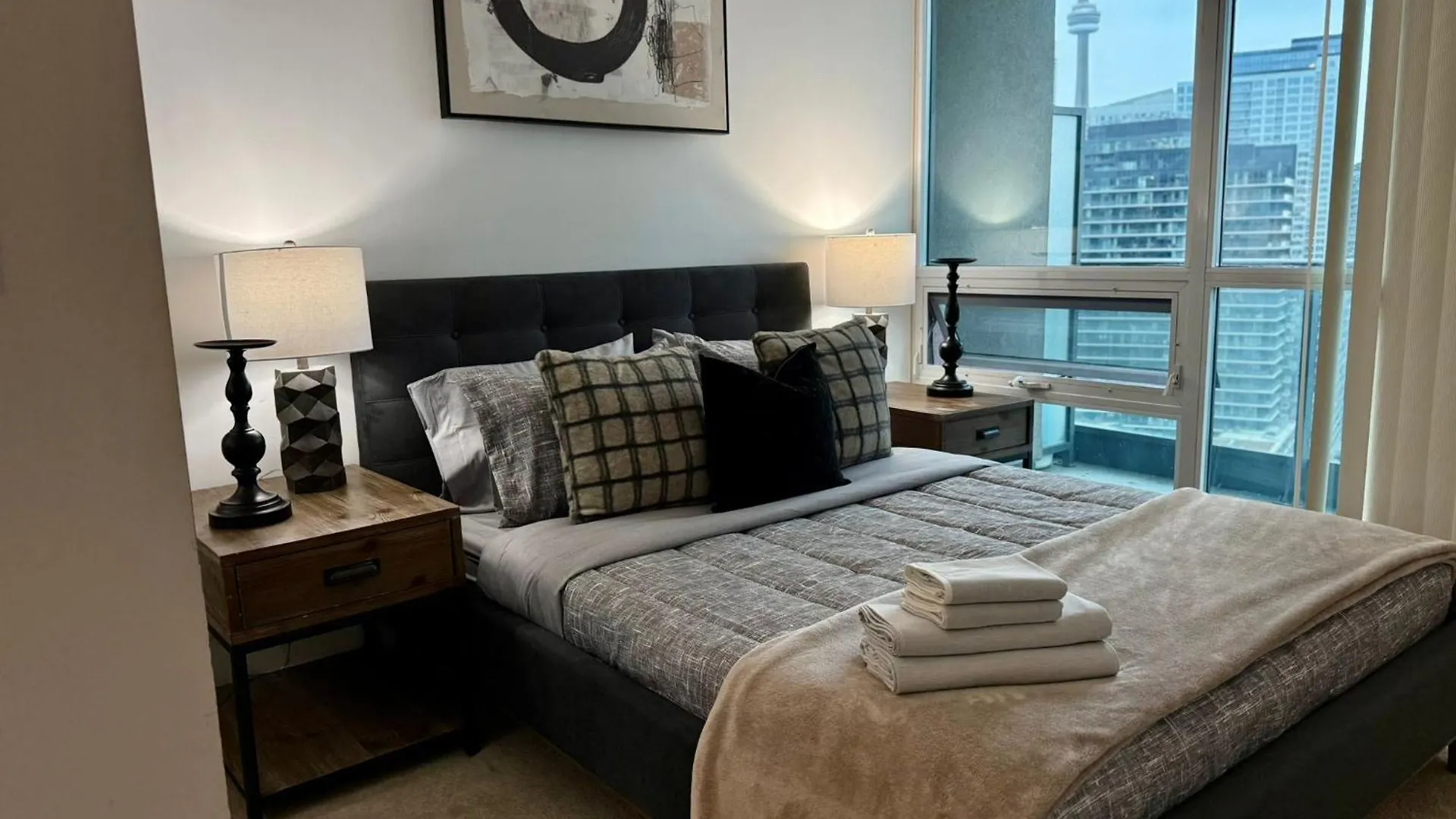 Precious 2Br Plus Den In The Heart Of Toronto 0*,