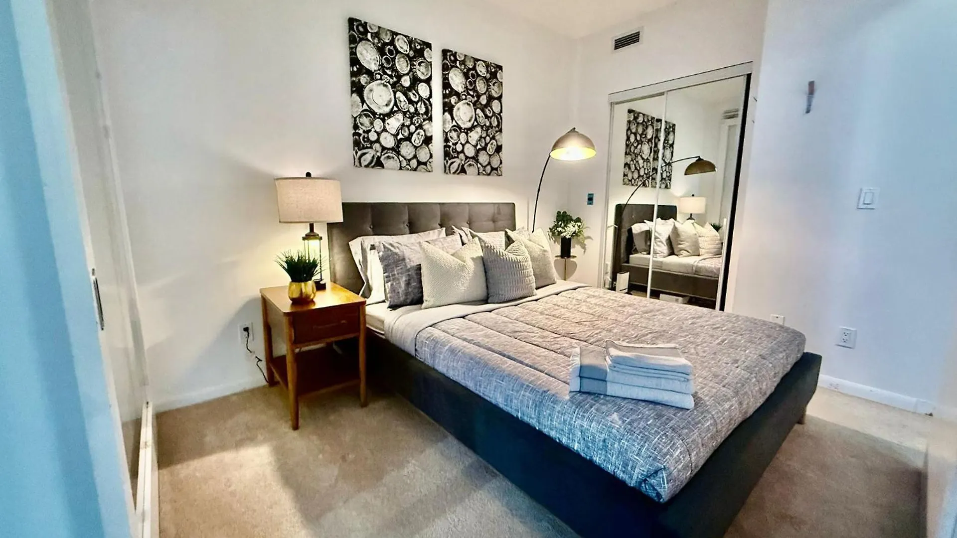 Precious 2Br Plus Den In The Heart Of Toronto Appartamento