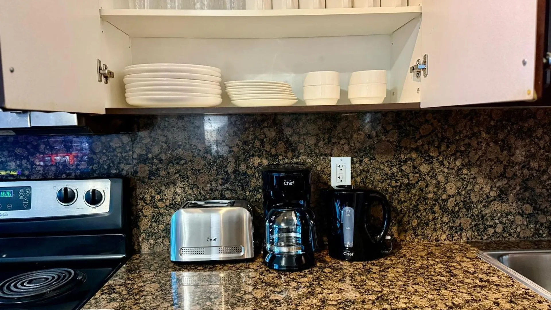 Precious 2Br Plus Den In The Heart Of Toronto Kanada