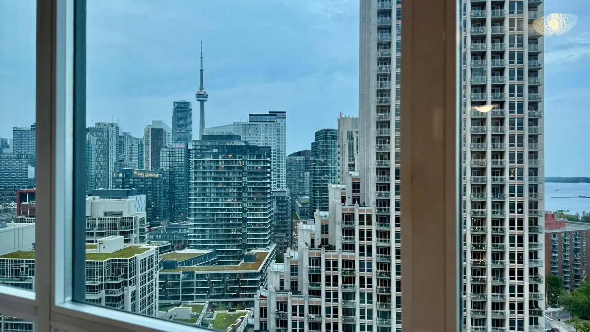 Precious 2Br Plus Den In The Heart Of Toronto Apartament