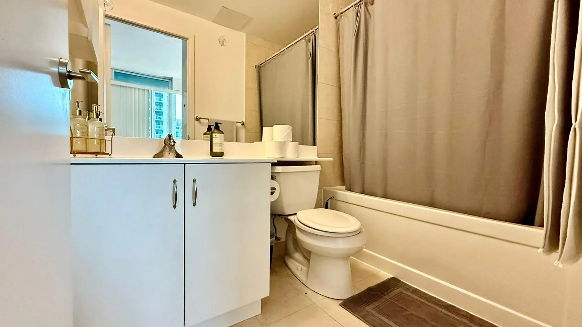Precious 2Br Plus Den In The Heart Of Toronto 0*,  Kanada