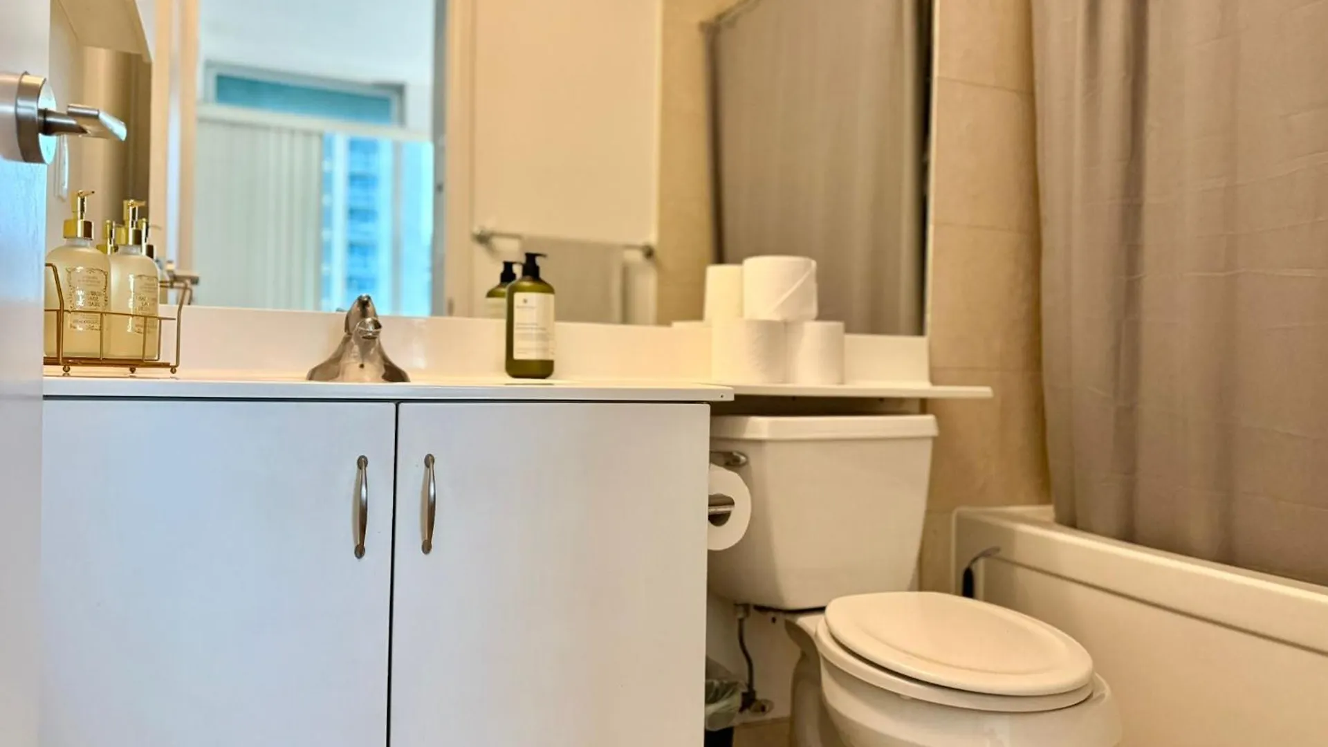 Precious 2Br Plus Den In The Heart Of Toronto Apartament